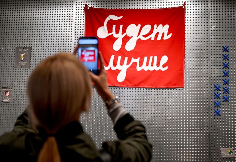 Посетительница на предварительном показе выставки Шито-вышито. Традиционная народная вышивка и актуальное искусство во Всероссийском музее декоративного искусства в Москве