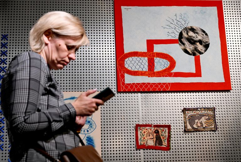 Посетительница на предварительном показе выставки Шито-вышито. Традиционная народная вышивка и актуальное искусство во Всероссийском музее декоративного искусства в Москве