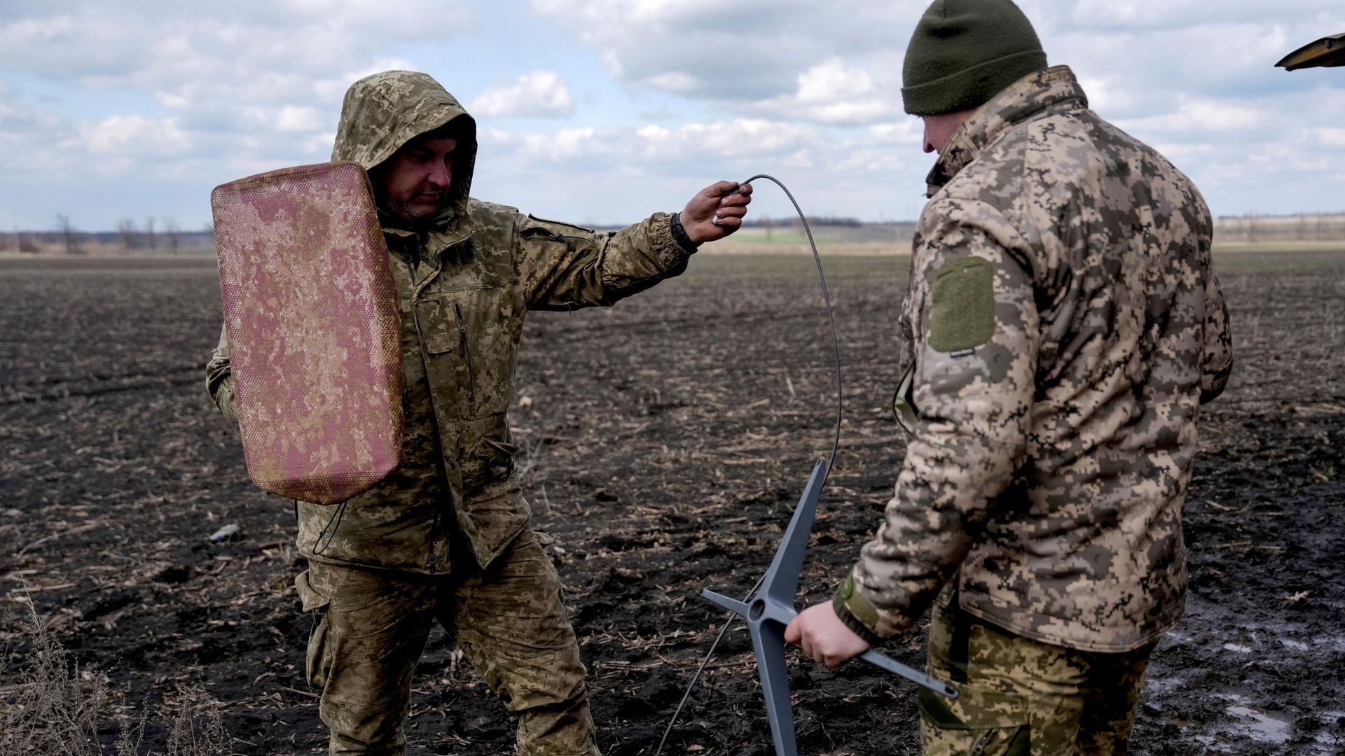 Украинские военнослужащие настраивают антенну Starlink - РИА Новости, 1920, 16.10.2026