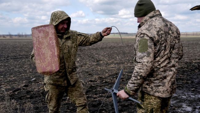 Украинские военнослужащие настраивают антенну Starlink Украинские военнослужащие настраивают антенну Starlink