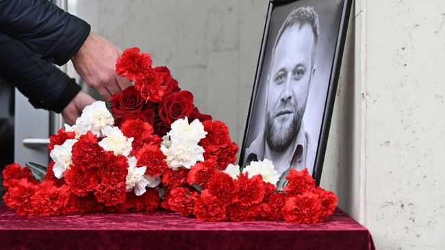Торжественная церемония открытия мемориальной доски военному корреспонденту РИА Новости Ивану Зуеву на здании Международной медиагруппы Россия сегодня на Зубовском бульваре в Москве Торжественная церемония открытия мемориальной доски военному корреспонденту РИА Новости Ивану Зуеву на здании Международной медиагруппы Россия сегодня на Зубовском бульваре в Москве