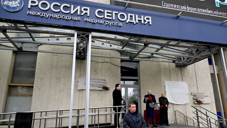 Торжественная церемония открытия мемориальной доски военному корреспонденту РИА Новости Ивану Зуеву на здании Международной медиагруппы Россия сегодня на Зубовском бульваре в Москве
