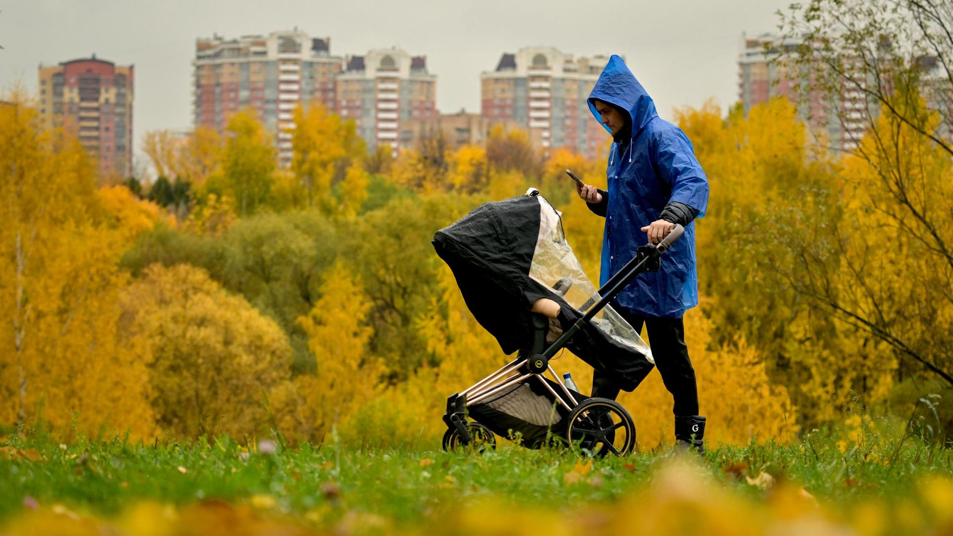 Девушка с коляской гуляет в парке в Москве во время дождя Девушка с коляской гуляет в парке в Москве во время дождя - РИА Новости, 1920, 16.10.2026