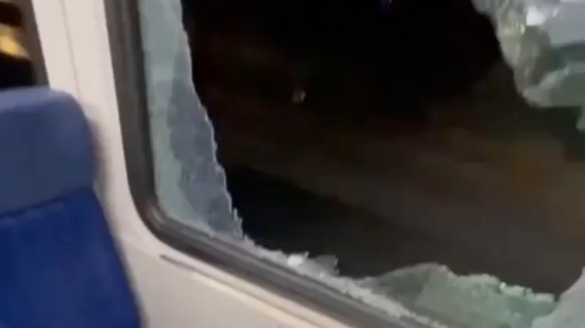 Разбитые стекло после попадания кирпича на в электричке на МЦД-2 в Москве