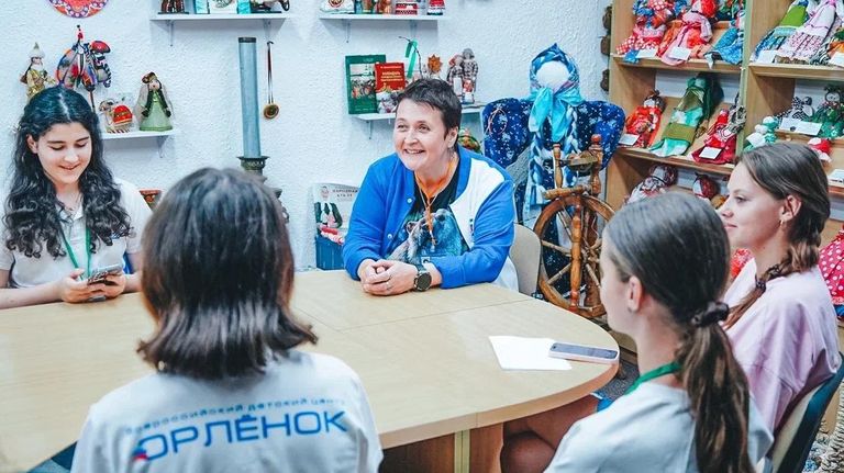 Красная Шапочка на дороге. Эксперт рассказала, как избежать ДТП с детьми