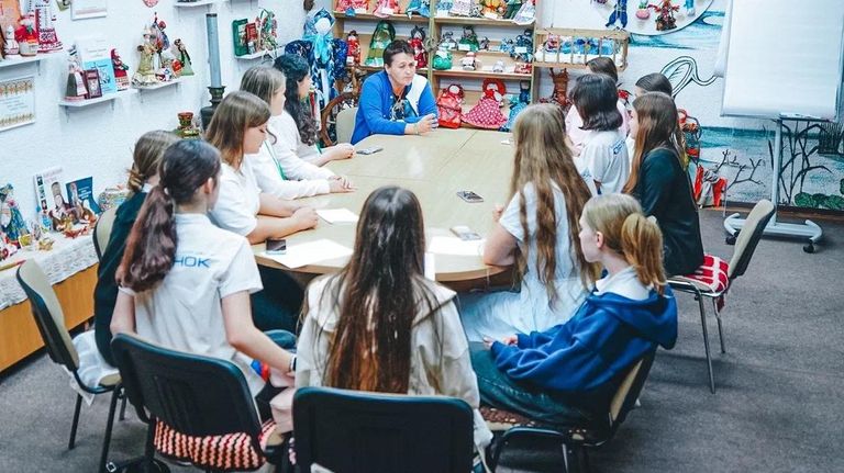 Красная Шапочка на дороге. Эксперт рассказала, как избежать ДТП с детьми