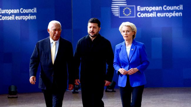 Председатель Евросовета Антониу Кошта, Владимир Зеленский и глава Еврокомиссии Урсула фон дер Ляйен на саммите ЕС в Брюсселе