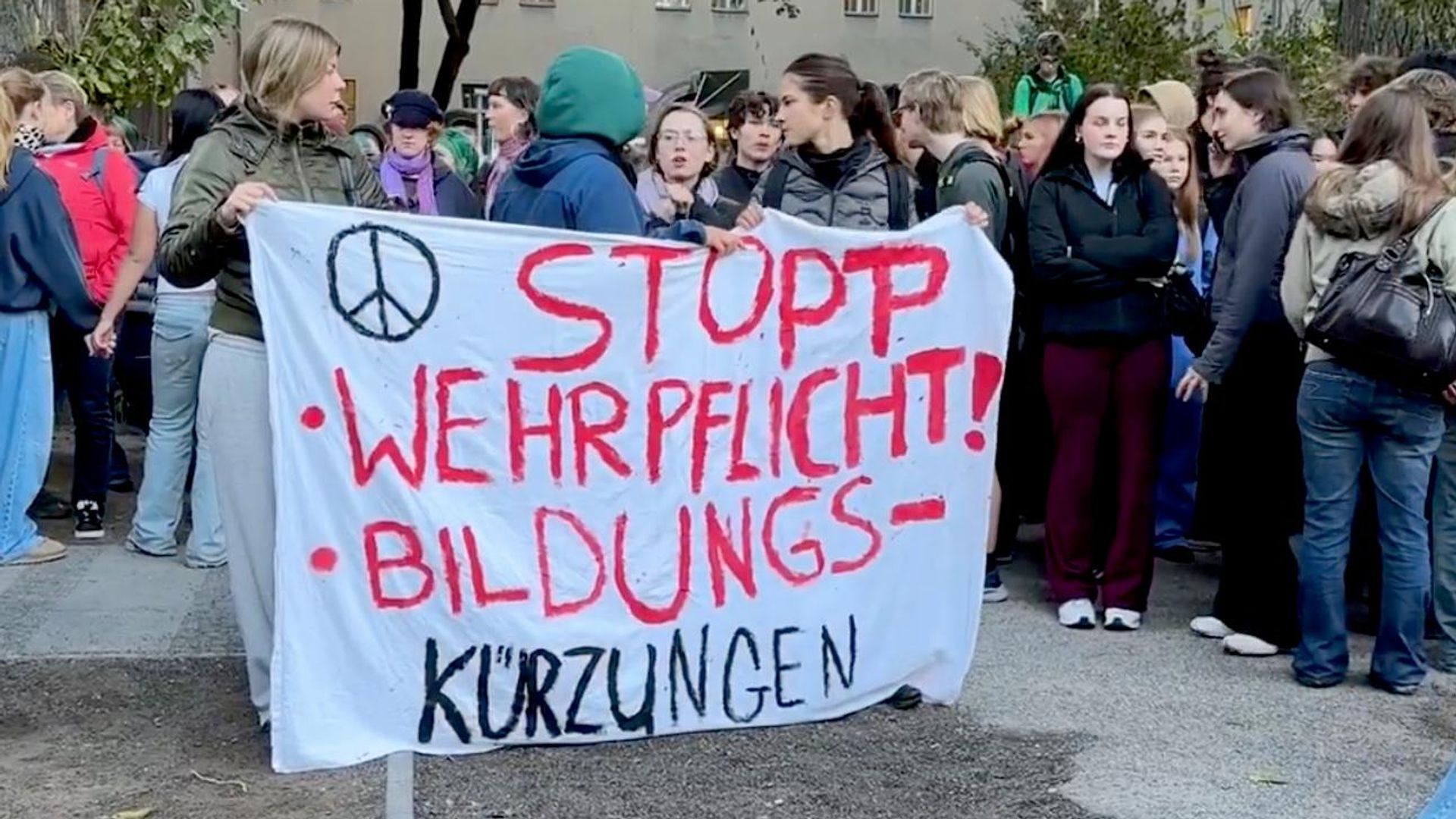 Протест около гимназии в Берлине Протест около гимназии в Берлине - РИА Новости, 1920, 16.10.2026