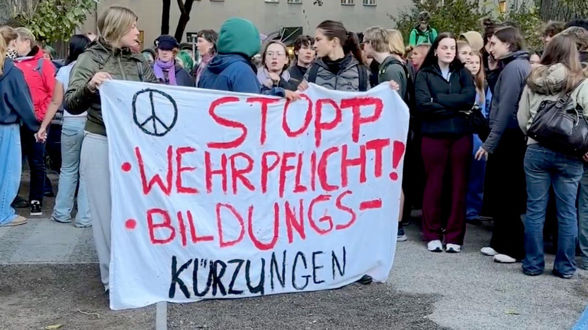 Протест около гимназии в Берлине Протест около гимназии в Берлине - РИА Новости, 1920, 16.10.2026