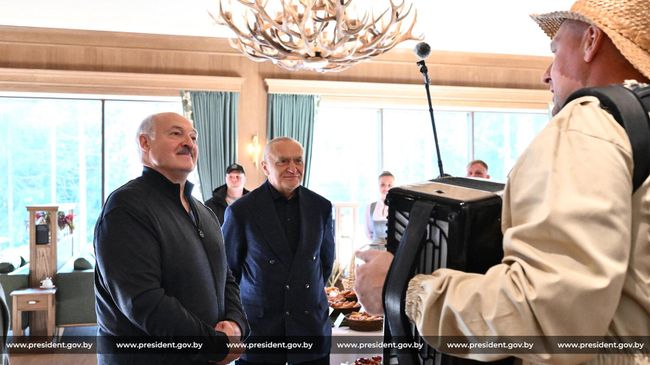 Президент Белоруссии Александр Лукашенко во время рабочей поездки в Витебскую область