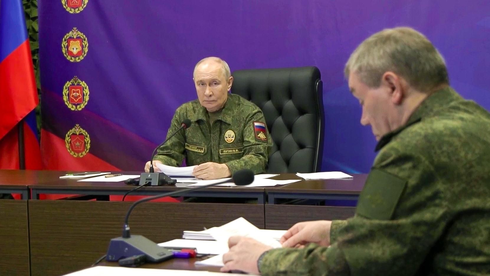 Президент РФ Владимир Путин во вспомогательном пункте управления объединенной группировки войск Президент РФ Владимир Путин во вспомогательном пункте управления объединенной группировки войск - РИА Новости, 1920, 16.10.2026
