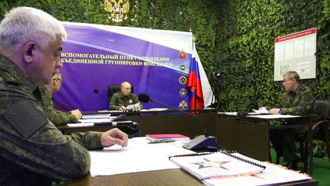 Президент Владимир Путин посетил вспомогательный пункт управления объединенной группировки войск