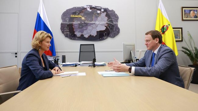 Министр сельского хозяйства РФ Оксана Лут и губернатор Рязанской области Павел Малков во время встречи 