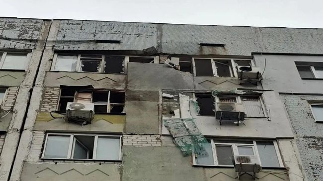 Последствия удара украинского БПЛА по жилому дому в Энергодаре