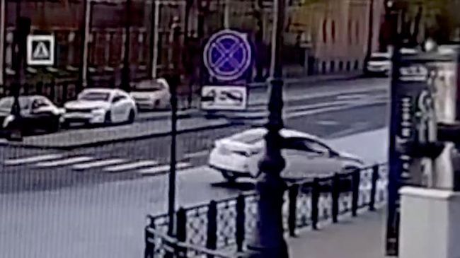 ДТП в Санкт-Петербурге, где водитель выехал на тротуар и наехал на пешехода ДТП в Санкт-Петербурге, где водитель выехал на тротуар и наехал на пешехода