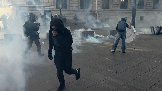 В Лионе демонстранты подожгли турбюро