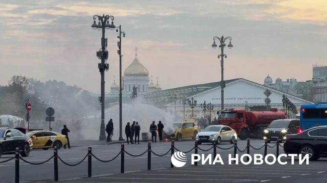 Такси загорелось на Манежной площади в центре Москвы