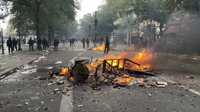 Участники акции протеста учащихся в Париже