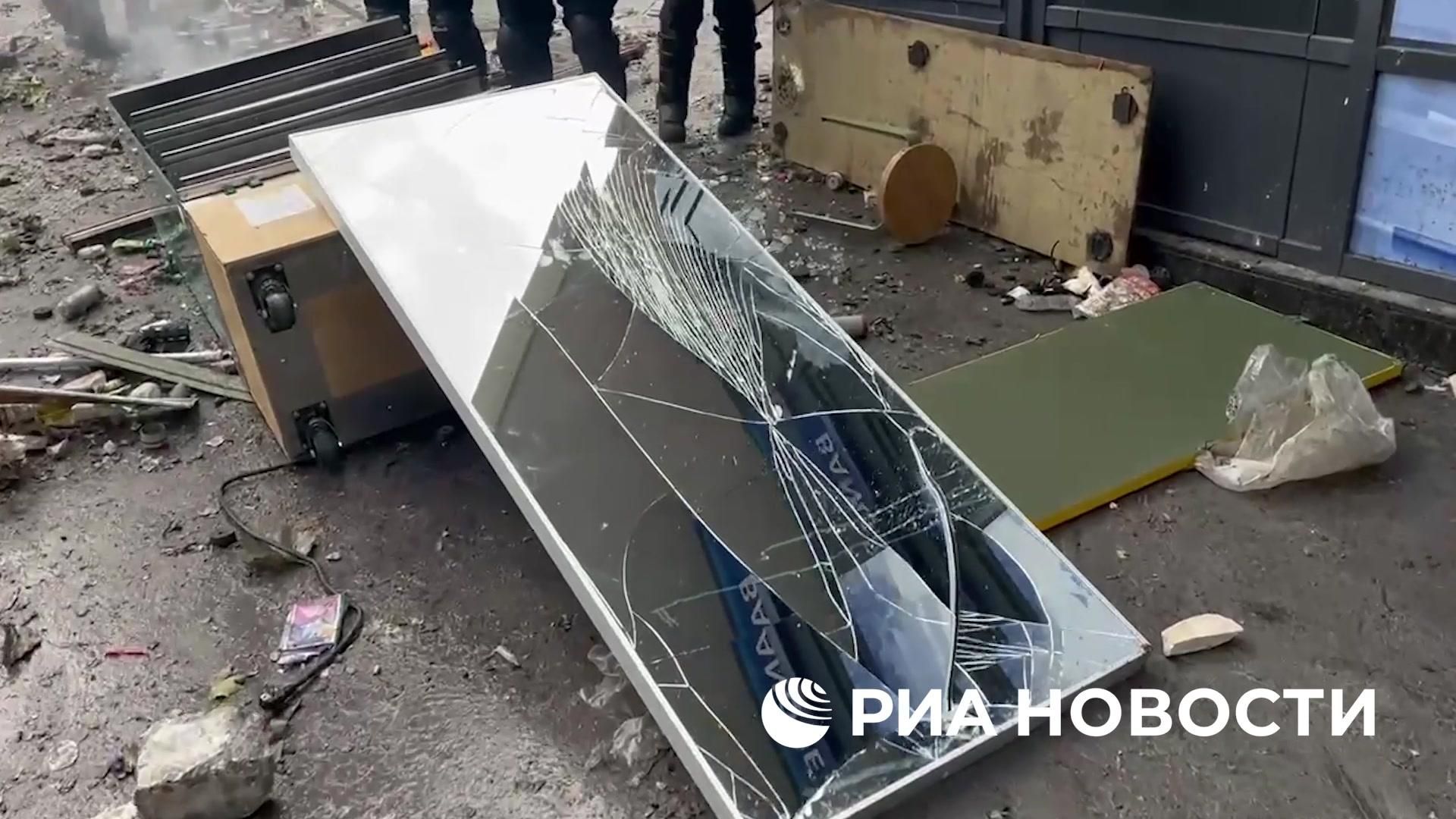Протестующие в Париже громят витрины магазинов и банкоматы, жгут остановки общественного транспорта и автомобили Протестующие в Париже громят витрины магазинов и банкоматы, жгут остановки общественного транспорта и автомобили - РИА Новости, 1920, 17.10.2026