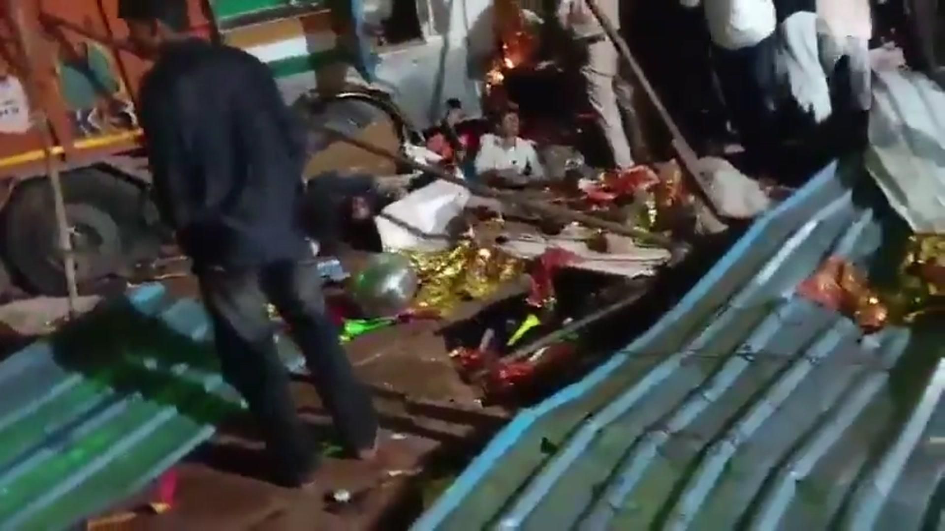 В Индии грузовик въехал в толпу у храма, погибли 15 человек