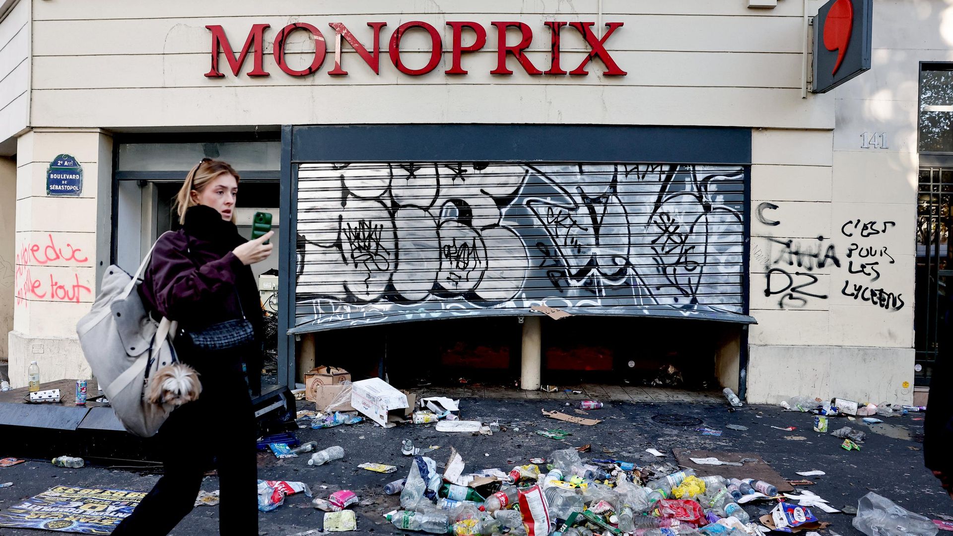Мусор около магазина Monoprix в Париже - РИА Новости, 1920, 19.10.2026