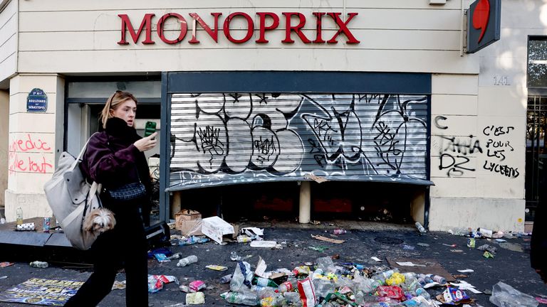 Мусор около магазина Monoprix в Париже
