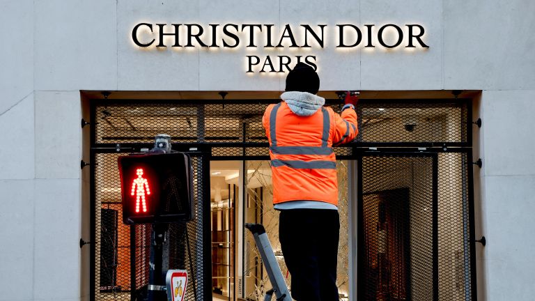 Ремонт поврежденной витрины магазина Christian Dior в Париже