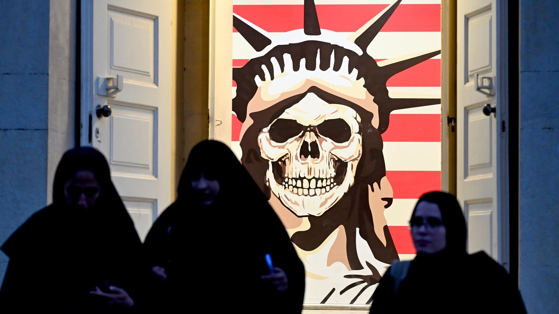 Женщины возле здания бывшего посольства США в Тегеране - РИА Новости, 1920, 20.10.2026