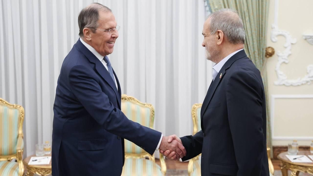 Глава МИД РФ Сергей Лавров и президент Ирана Масуд Пезешкиан на встрече в Тегеране Глава МИД РФ Сергей Лавров и президент Ирана Масуд Пезешкиан на встрече в Тегеране - РИА Новости, 1920, 19.10.2026
