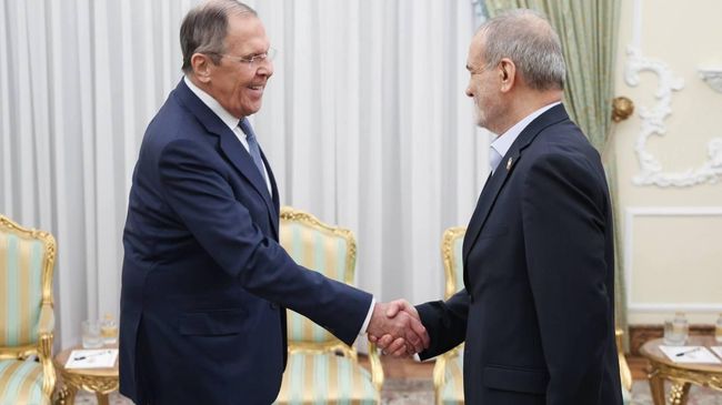 Глава МИД России Сергей Лавров и президент Ирана Масуд Пезешкиан на встрече в Тегеране