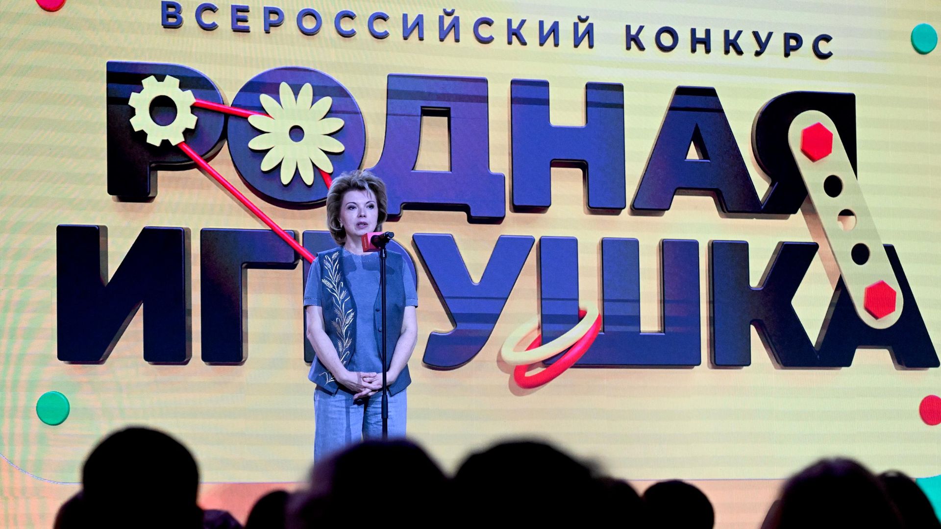 Советник президента РФ Елена Ямпольская на церемонии награждения победителей всероссийского конкурса Родная игрушка в Национальном центре Россия в Москве Советник президента РФ Елена Ямпольская на церемонии награждения победителей всероссийского конкурса Родная игрушка в Национальном центре Россия в Москве - РИА Новости, 1920, 19.10.2026