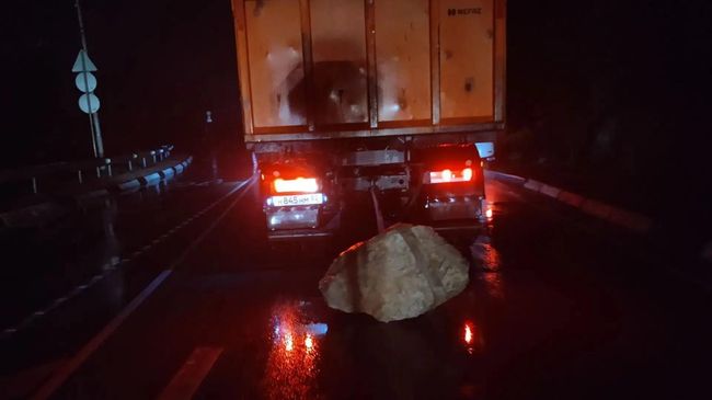Дорожные службы убирают валуны с дороги в Крыму