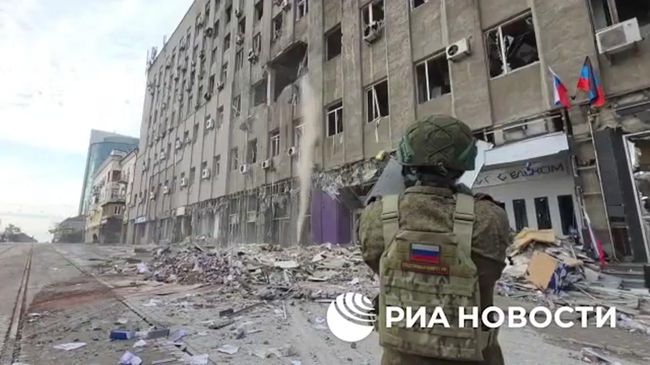 Последствия атаки на жилой центр в Донецке