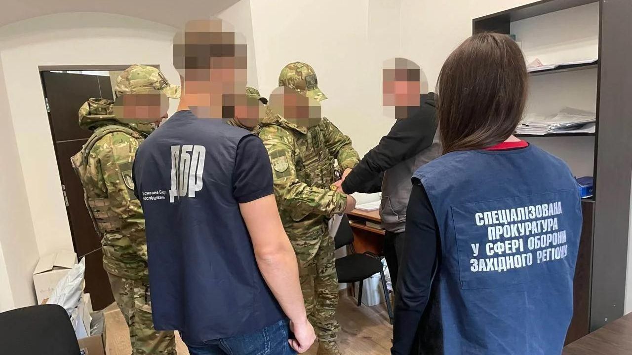 Задержание сотрудника ТЦК, который избил мобилизованного до смерти, во Львове Задержание сотрудника ТЦК, который избил мобилизованного до смерти, во Львове - РИА Новости, 1920, 20.10.2026