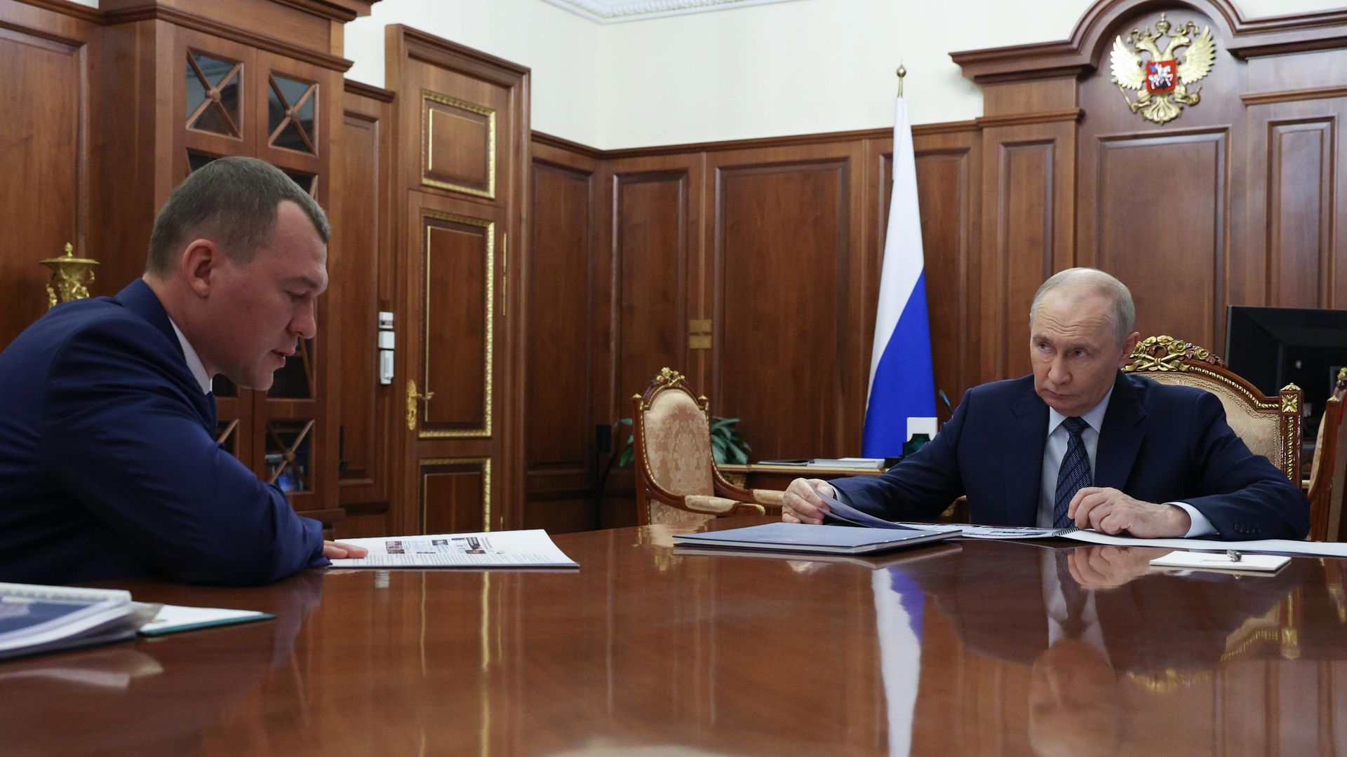 Президент РФ Владимир Путин и министр спорта Михаил Дегтярев во время встречи - РИА Новости, 1920, 20.10.2026