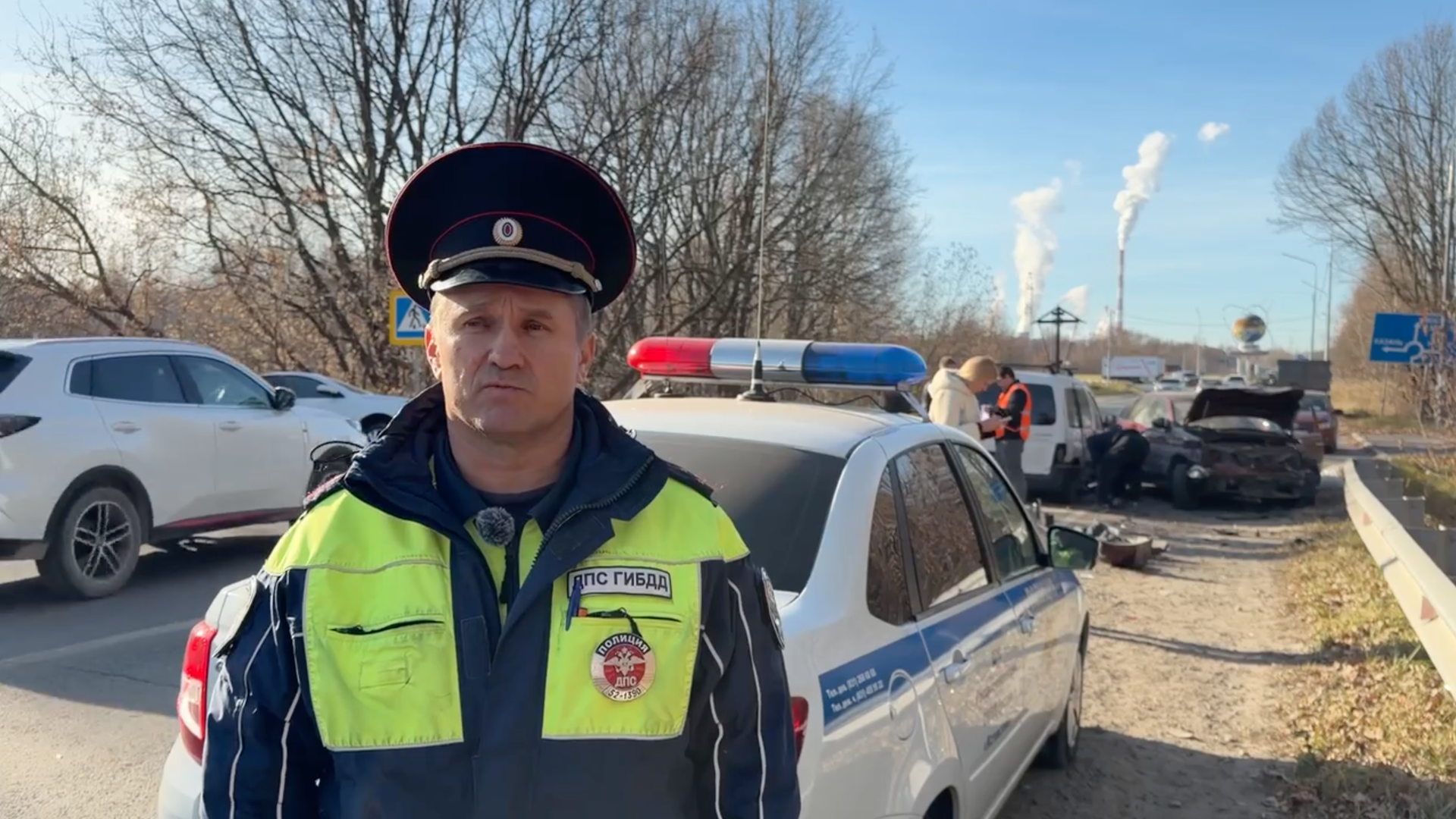 Сотрудник ДПС на месте ДТП с участием четырех автомобилей в Кстовском районе Нижегородской области - РИА Новости, 1920, 20.10.2026