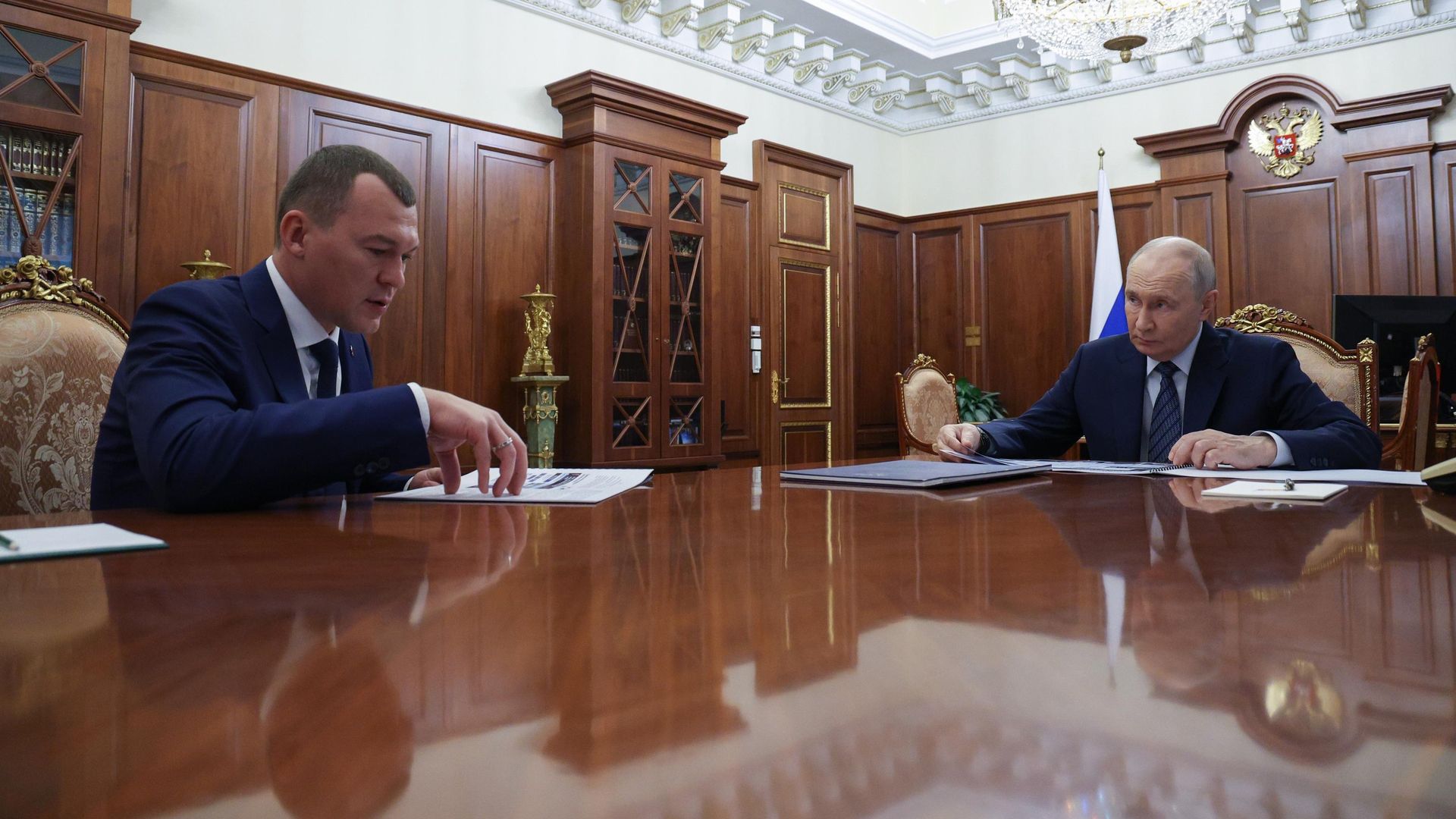 Президент РФ Владимир Путин и министр спорта Михаил Дегтярев во время встречи - РИА Новости, 1920, 20.10.2026