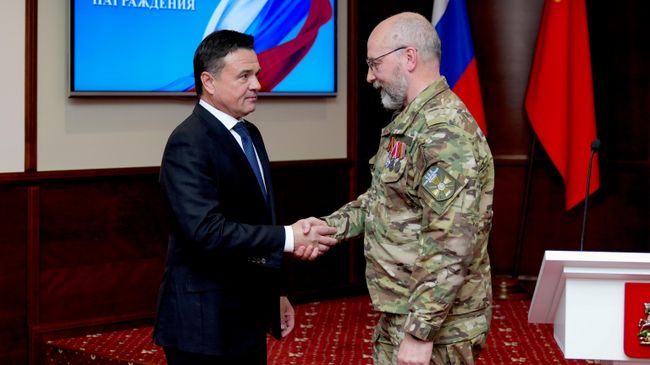 Губернатор Московской области Андрей Воробьев вручает госнаграды бойцам отряда БАРС и бригады ГРОМ Каскад