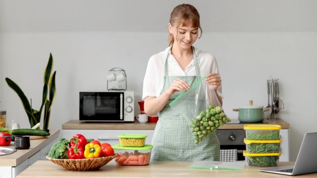 Девушка упаковывает продукты 
