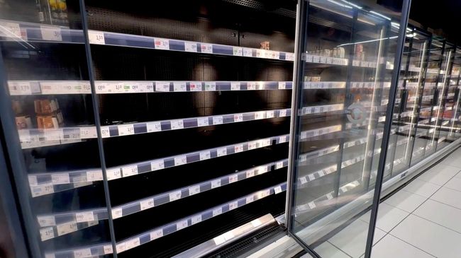 Пустые полки в магазине Неаполя