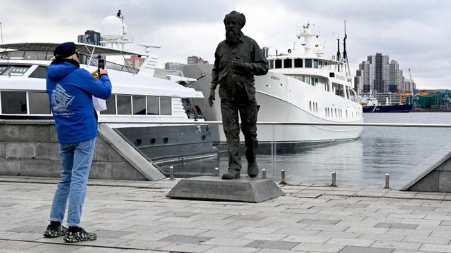 Во Владивостоке временно вернули на прежнее место демонтированный накануне памятник русскому писателю Александру Солженицыну