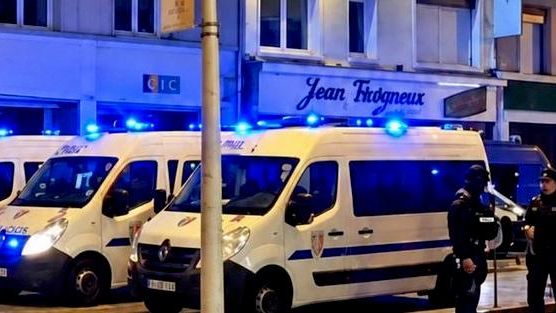 Магазин шоколада Jean Trogneux, охраняемый спецподразделением CRS во время беспорядков во Франции - РИА Новости, 1920, 21.10.2026