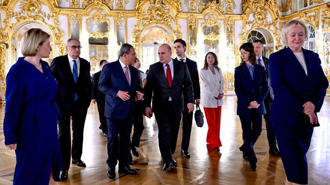 Председатель правительства РФ Михаил Мишустин и премьер Государственного совета КНР Ли Цян во время осмотра Екатерининского дворца в музее-заповеднике Царское село в Санкт-Петербурге