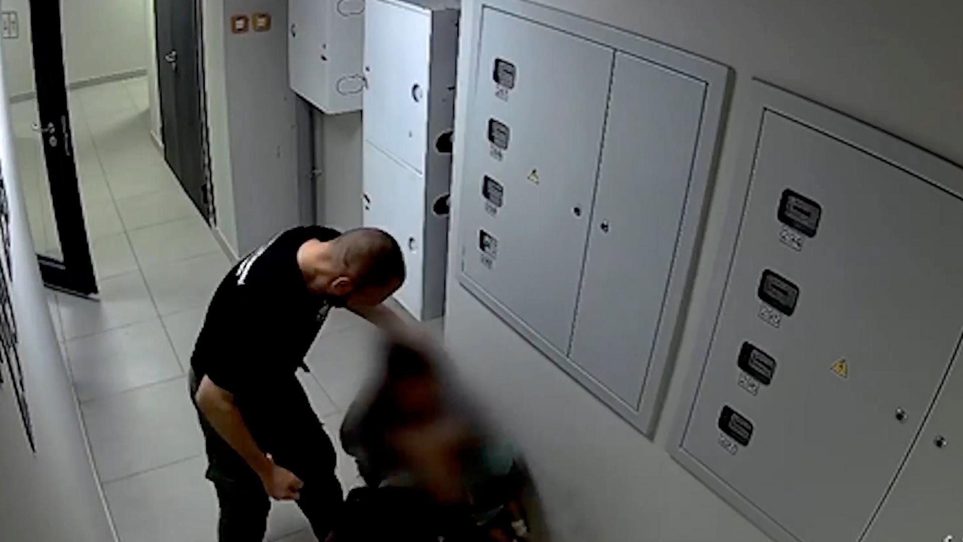 Мужчина избивает женщину с ребенком на руках. Видео с камеры наблюдения - РИА Новости, 1920, 21.10.2026