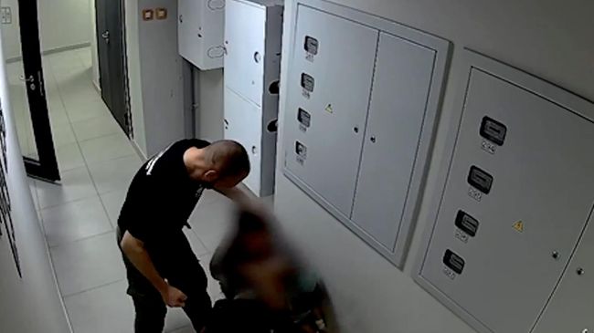 Мужчина избивает женщину с ребенком на руках. Видео с камеры наблюдения