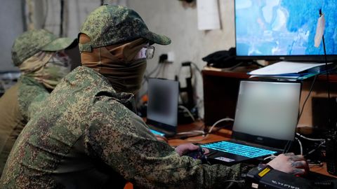 Штурманы расчета беспилотника Князь Вещий Олег за работой Штурманы расчета беспилотника Князь Вещий Олег за работой
