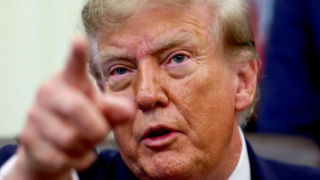 Президент США Дональд Трамп в Овальном кабинете Белого дома в Вашингтоне Президент США Дональд Трамп в Овальном кабинете Белого дома в Вашингтоне