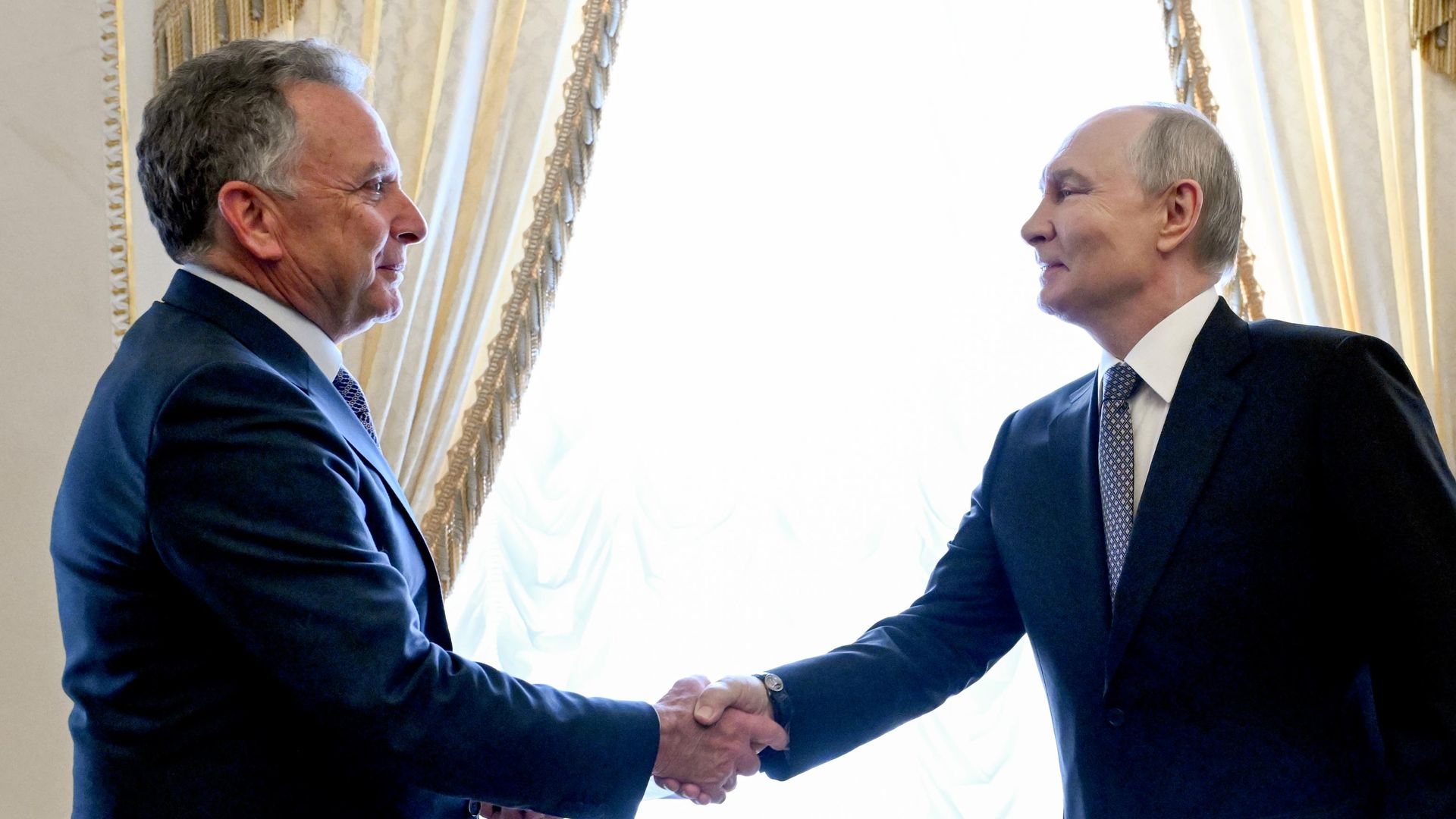 Президент РФ Владимир Путин и спецпосланник президента США Стивен Уиткофф во время встречи в Константиновском дворце в Санкт-Петербурге - РИА Новости, 1920, 21.10.2026