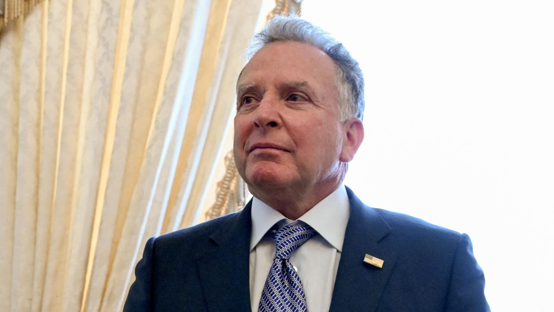 Спецпосланник президента США Стивен Уиткофф перед началом встречи с президентом РФ Владимиром Путиным в Константиновском дворце в Санкт-Петербурге Спецпосланник президента США Стивен Уиткофф перед началом встречи с президентом РФ Владимиром Путиным в Константиновском дворце в Санкт-Петербурге - РИА Новости, 1920, 21.10.2026