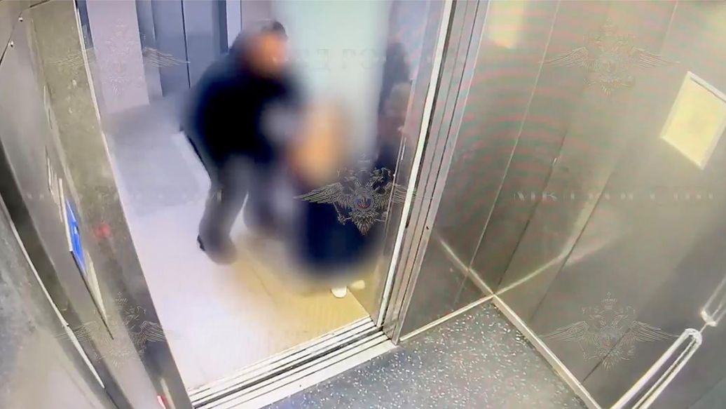 В Петербурге мужчина напал на девочку в лифте